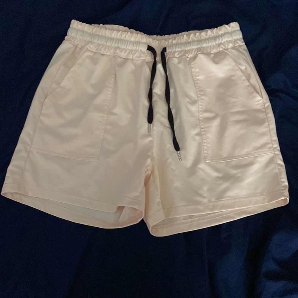 Men’s peach colored shorts above knee shorts size medium